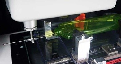 Précision accrue et rapidité dans les contrôles dimensionnels de flacons et capsules L’Oréal